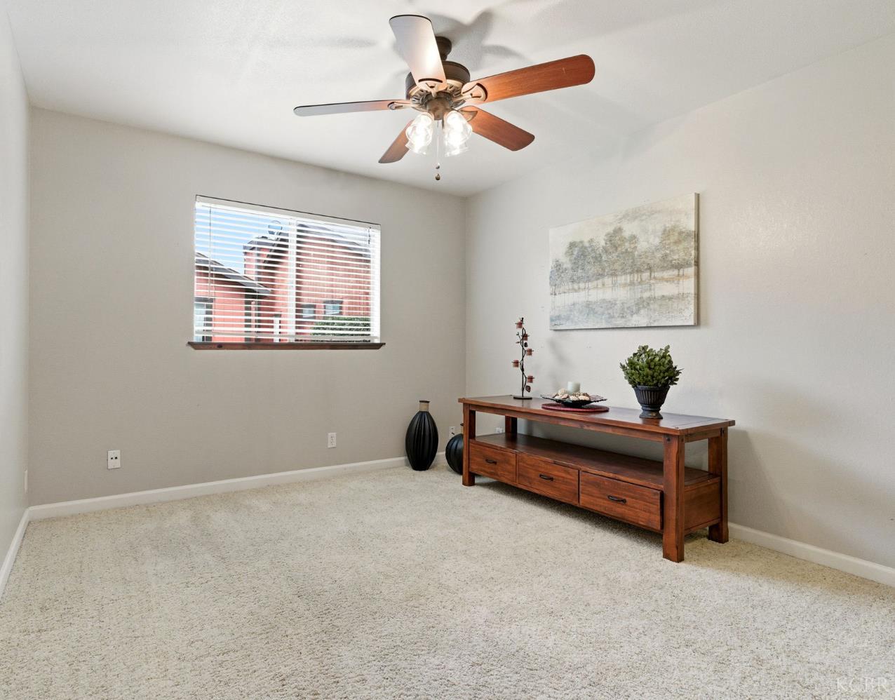 922 E Oakridge Ave, Visalia, CA 93292