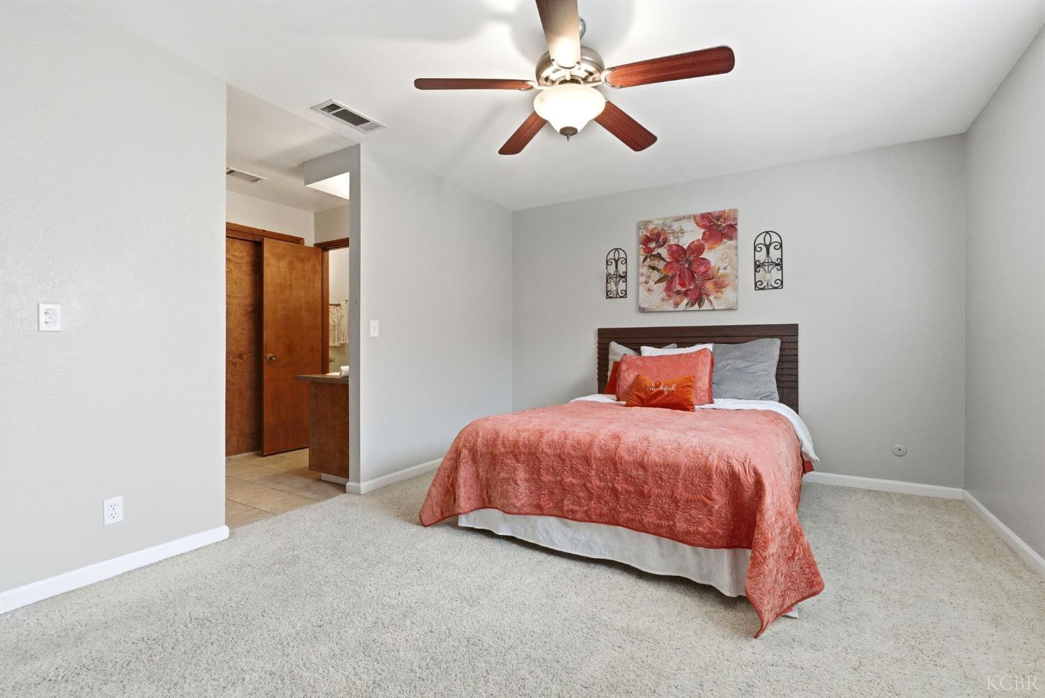 922 E Oakridge Ave, Visalia, CA 93292