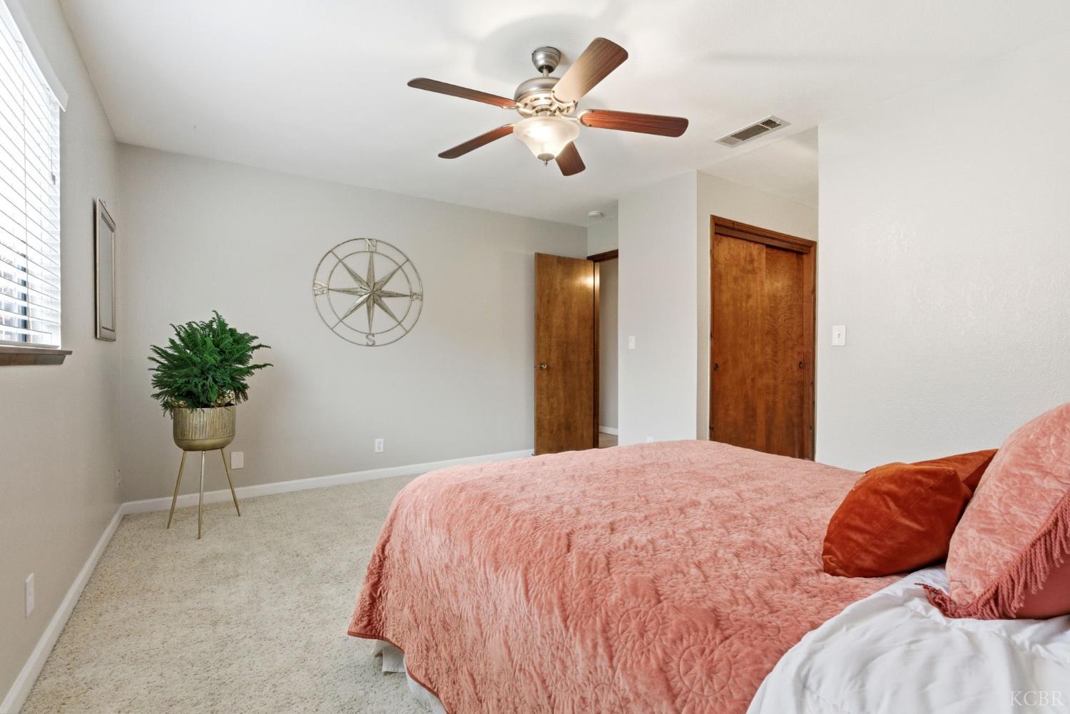 922 E Oakridge Ave, Visalia, CA 93292