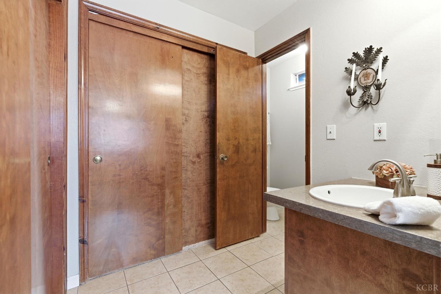 922 E Oakridge Ave, Visalia, CA 93292