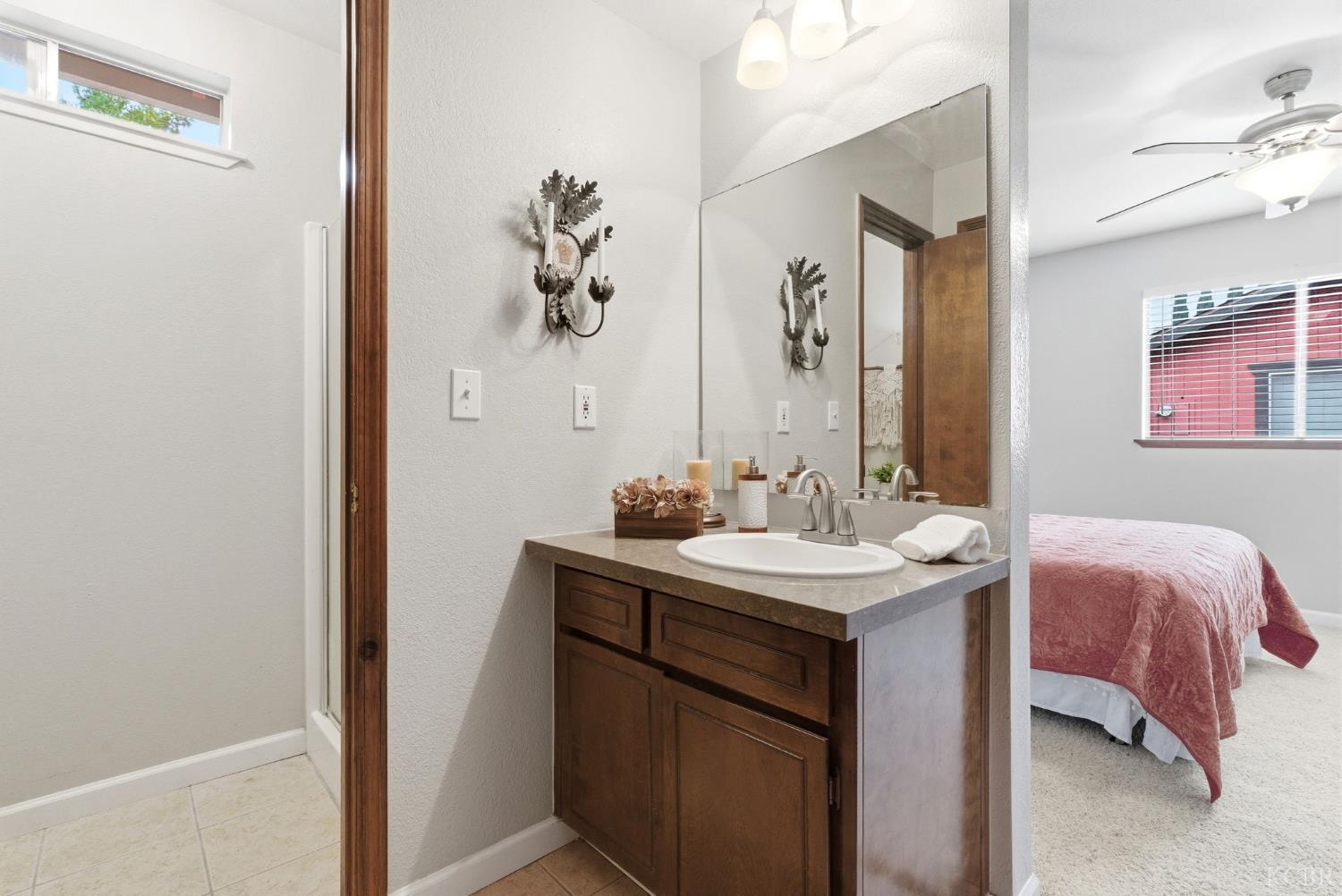 922 E Oakridge Ave, Visalia, CA 93292