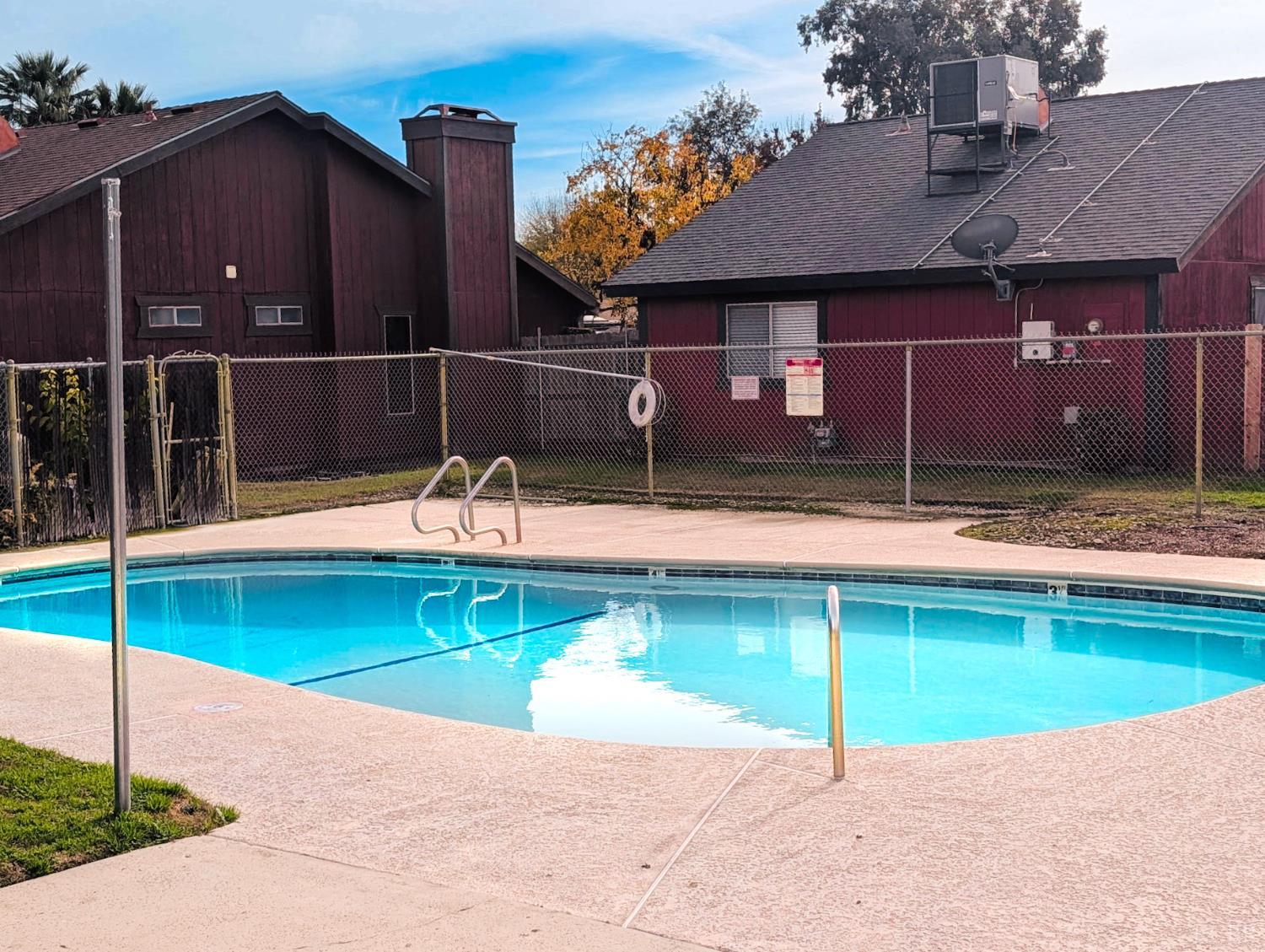 922 E Oakridge Ave, Visalia, CA 93292