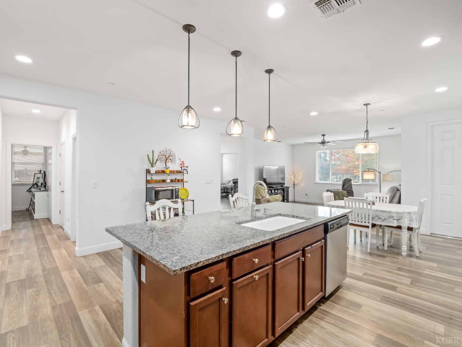 425 Karen Ave, Kerman, CA 93630