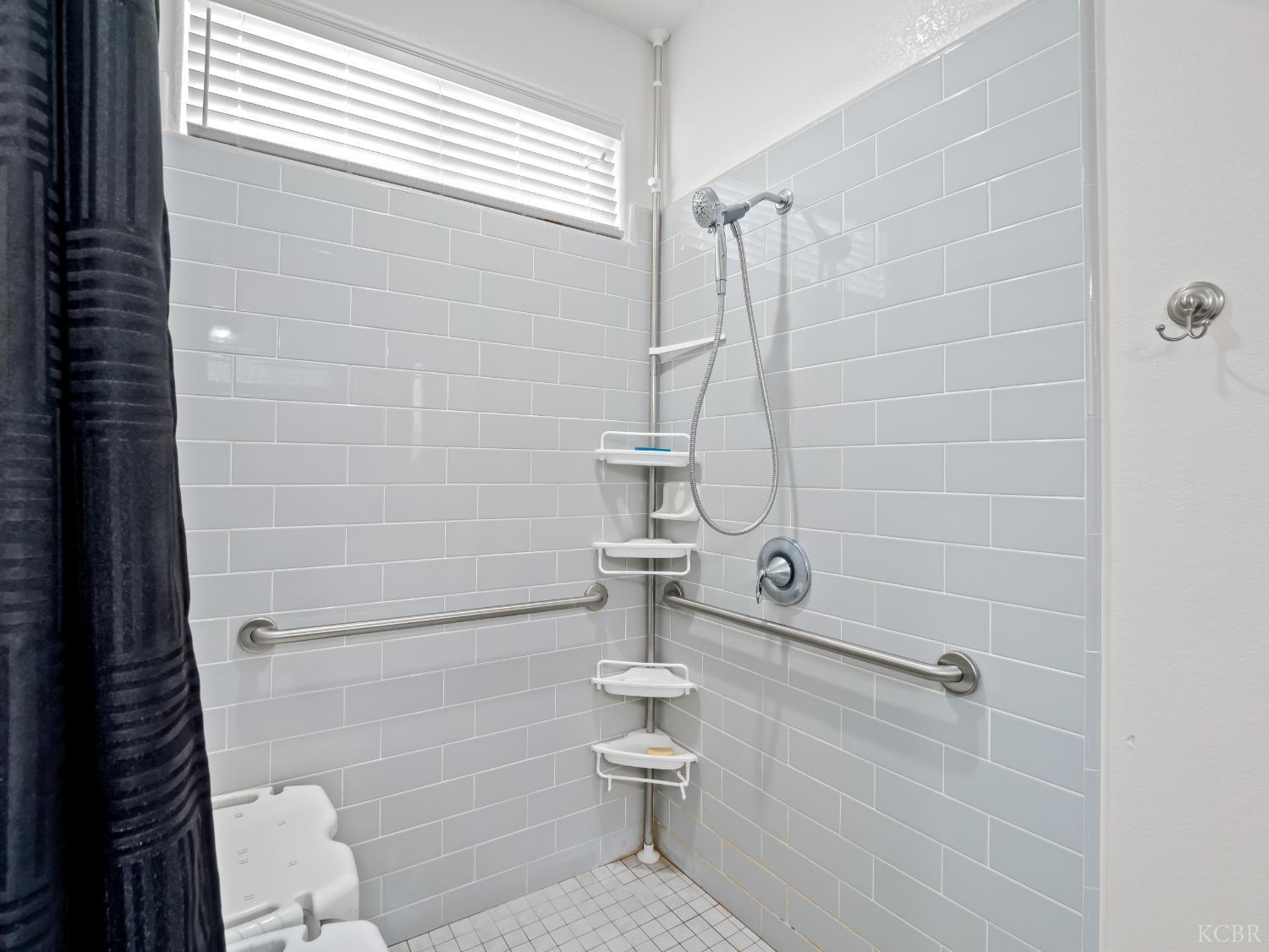 425 Karen Ave, Kerman, CA 93630