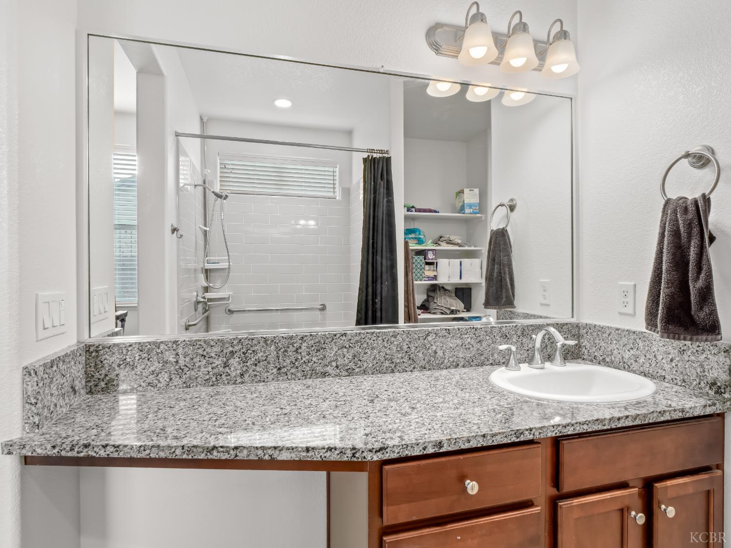 425 Karen Ave, Kerman, CA 93630