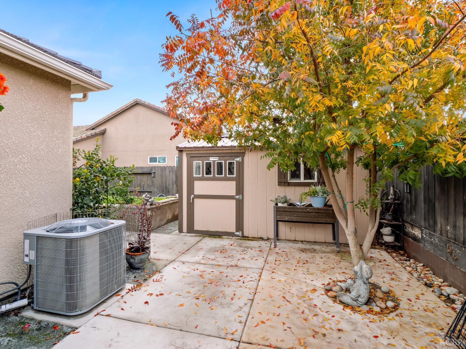 425 Karen Ave, Kerman, CA 93630