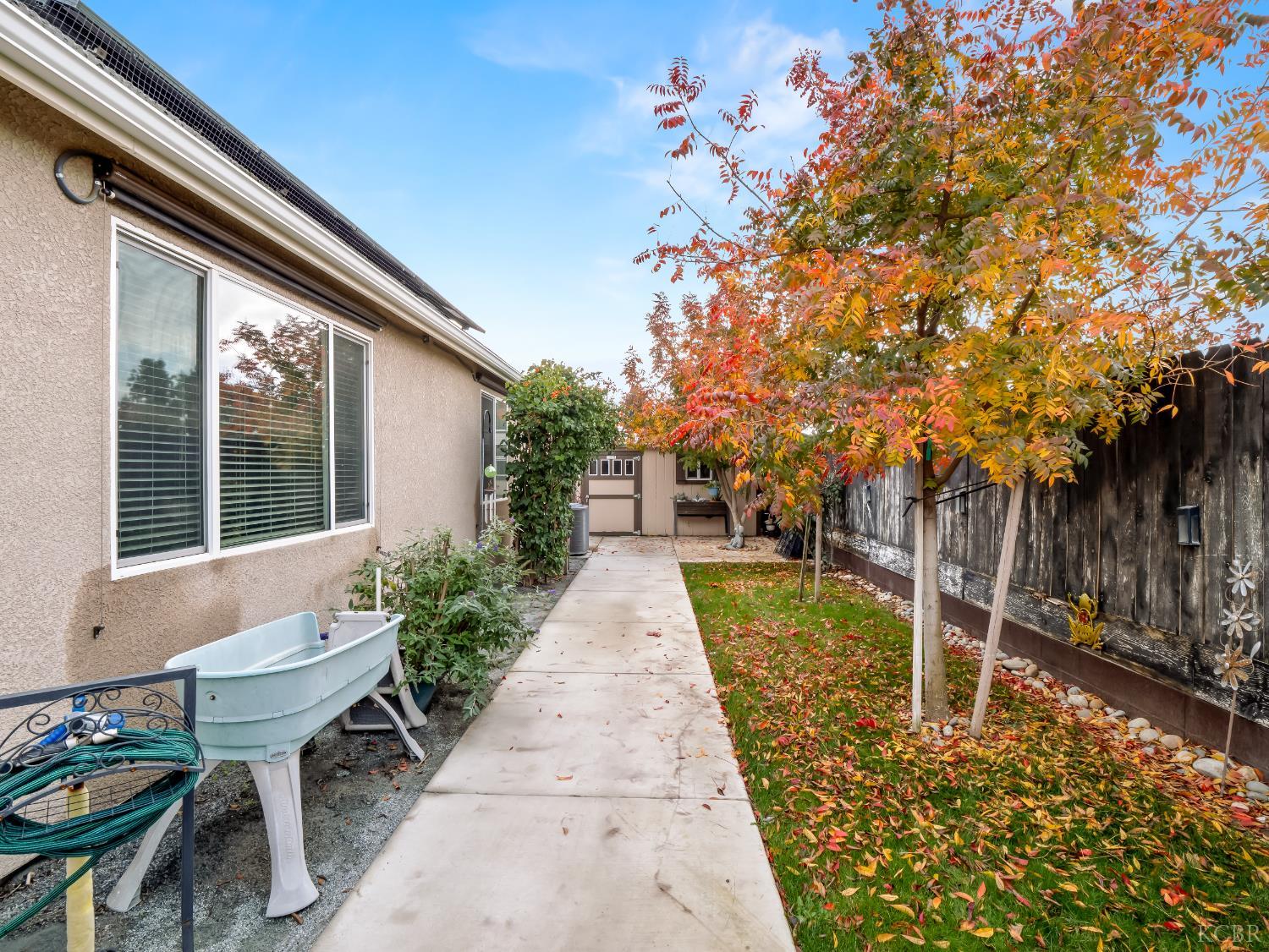 425 Karen Ave, Kerman, CA 93630