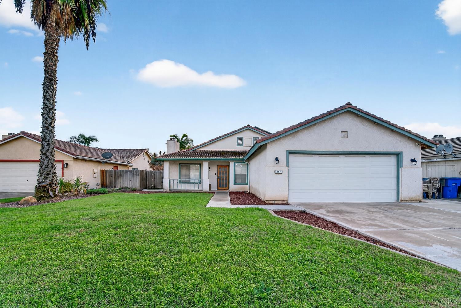 907 E Palm Dr, Hanford, CA 93230