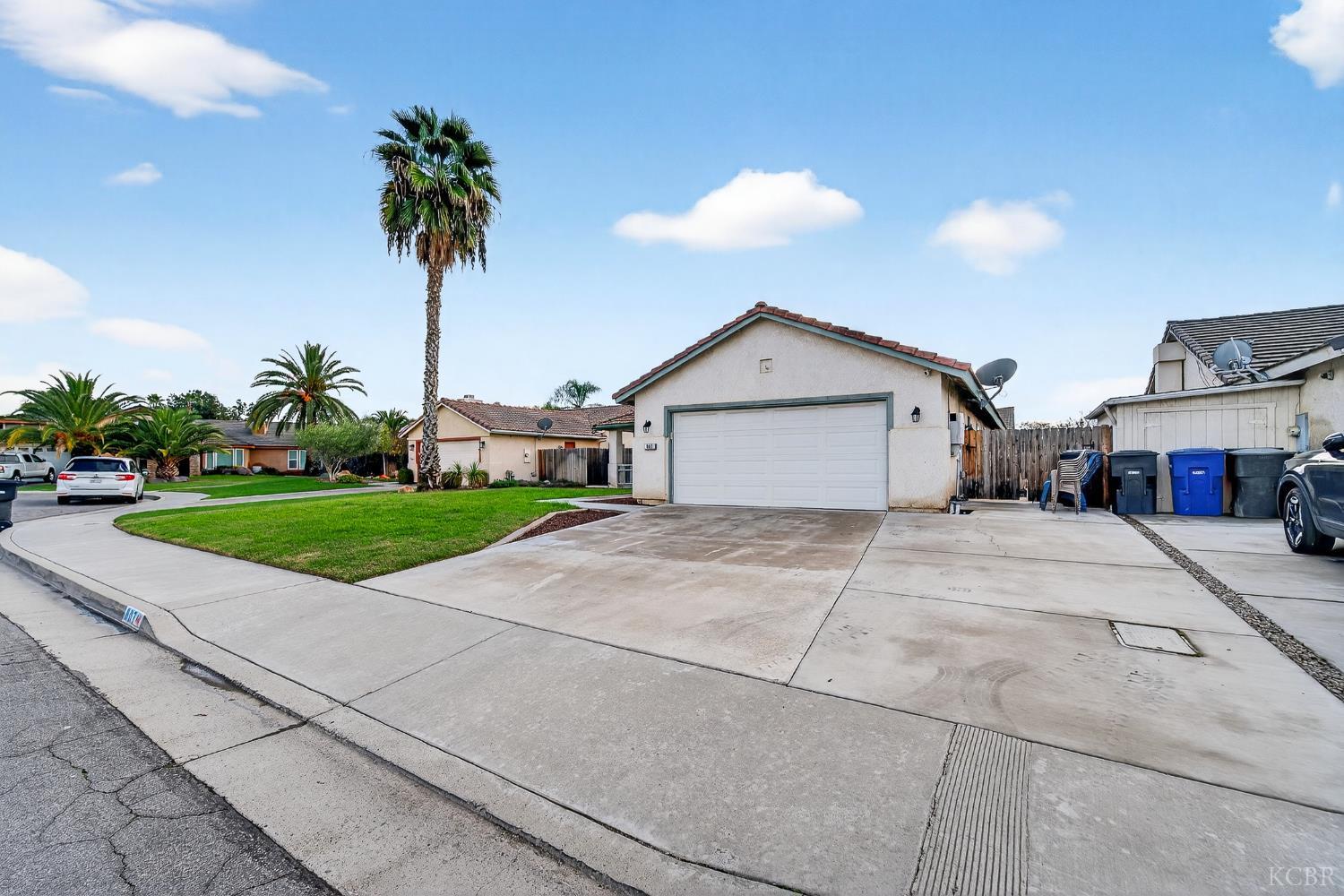 907 E Palm Dr, Hanford, CA 93230