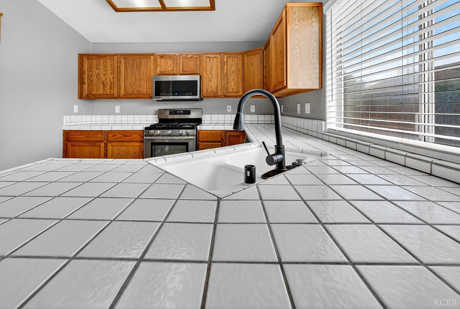 907 E Palm Dr, Hanford, CA 93230