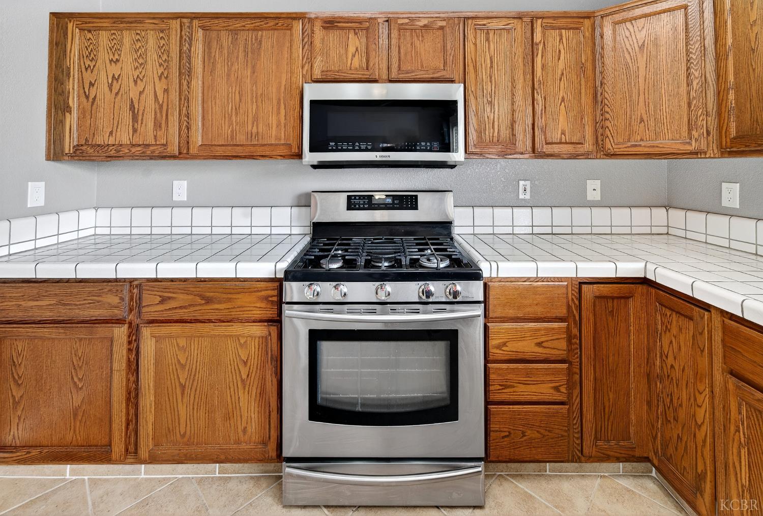 907 E Palm Dr, Hanford, CA 93230