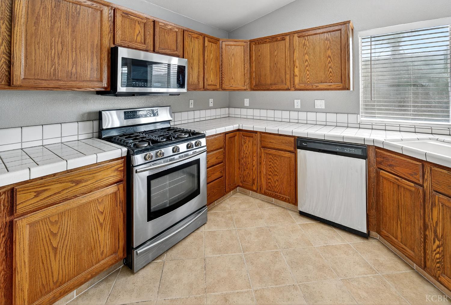 907 E Palm Dr, Hanford, CA 93230