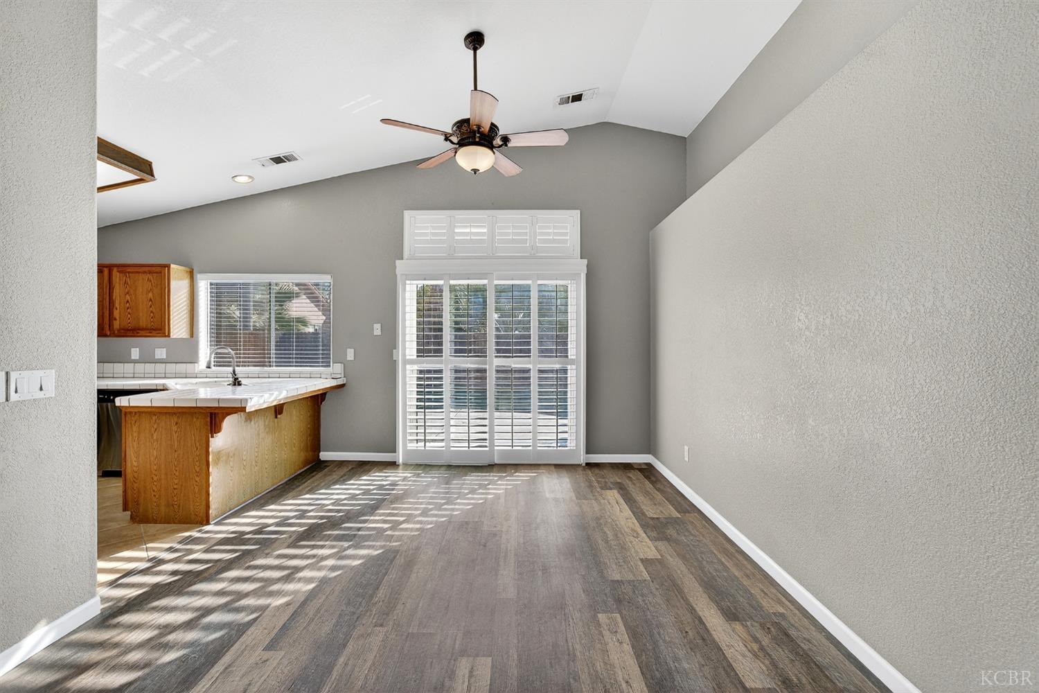 907 E Palm Dr, Hanford, CA 93230