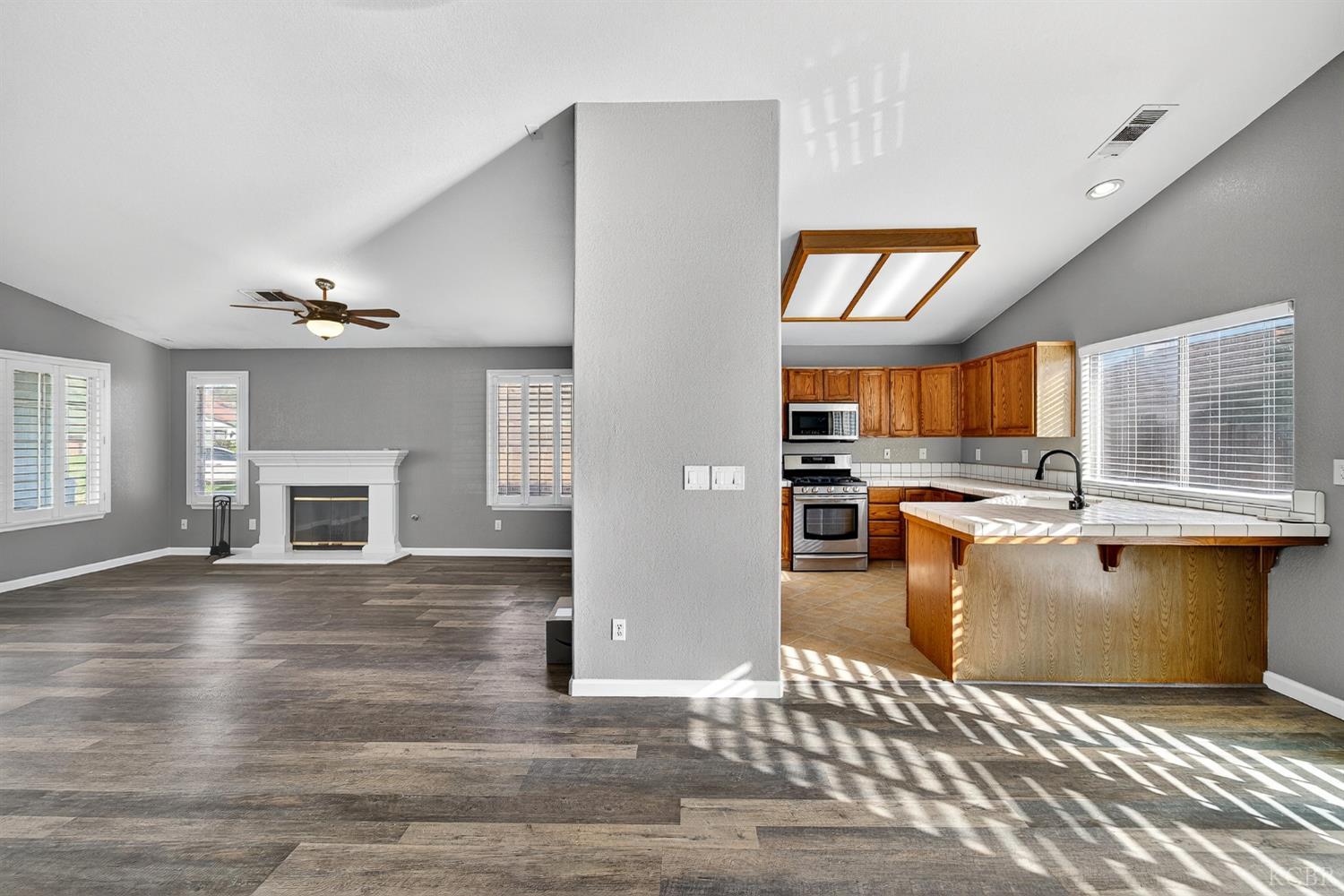 907 E Palm Dr, Hanford, CA 93230