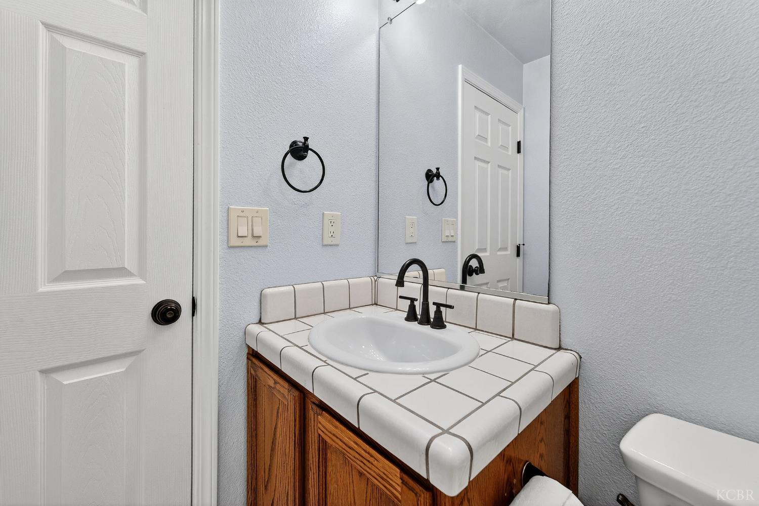 907 E Palm Dr, Hanford, CA 93230