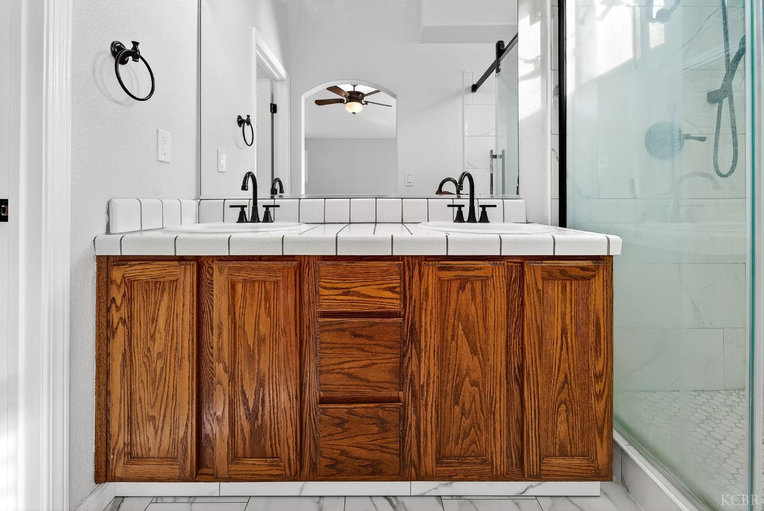 907 E Palm Dr, Hanford, CA 93230