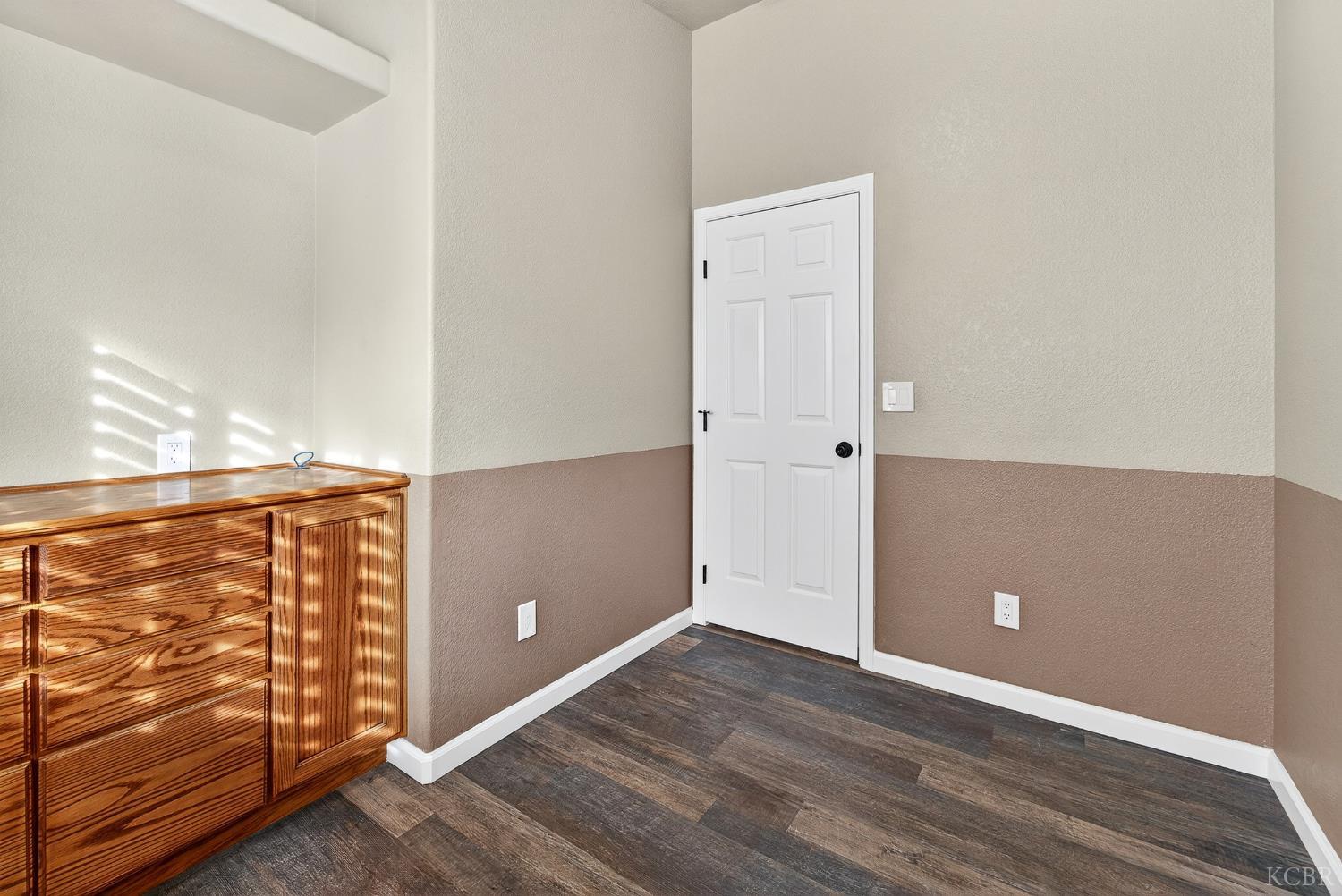 907 E Palm Dr, Hanford, CA 93230