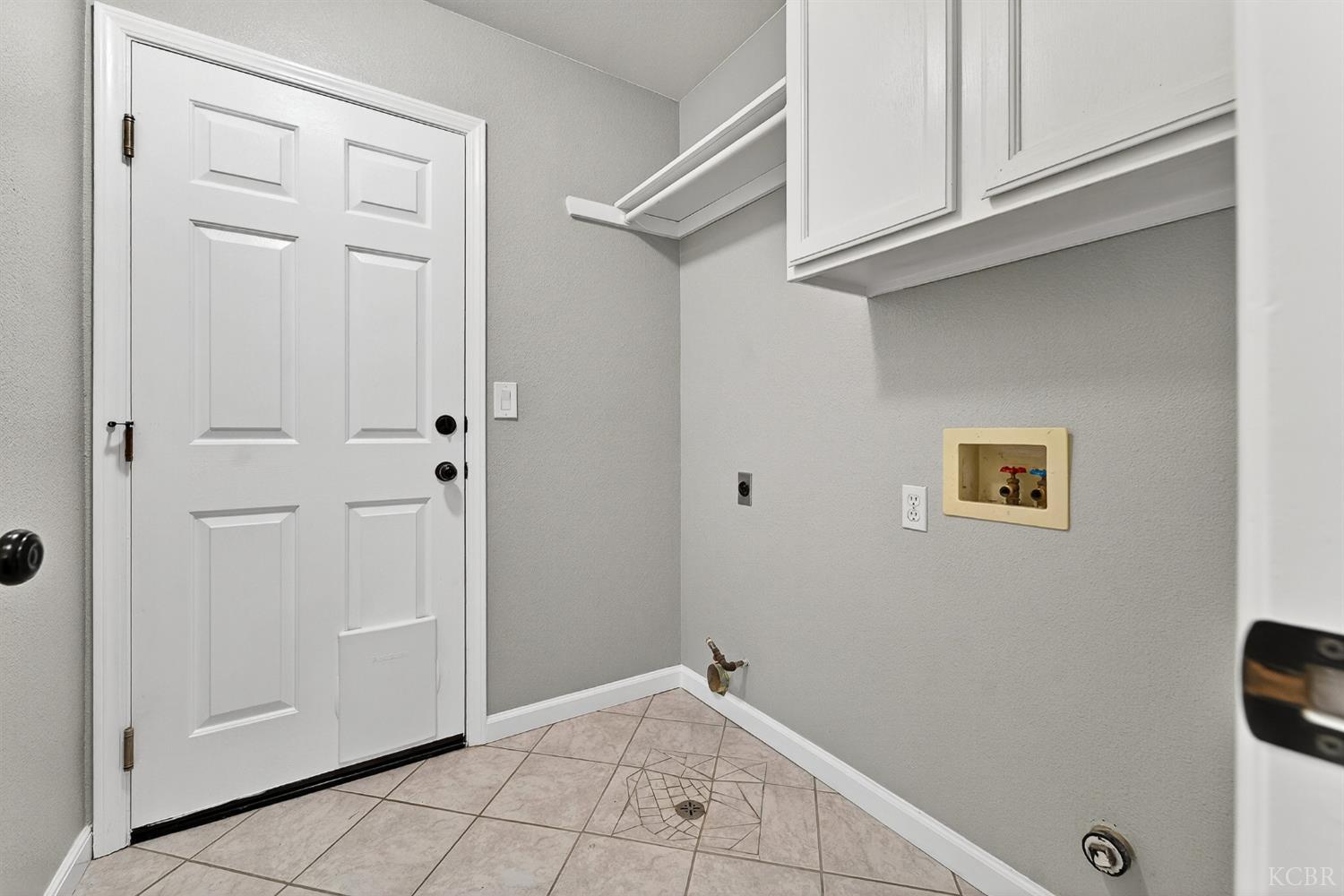 907 E Palm Dr, Hanford, CA 93230