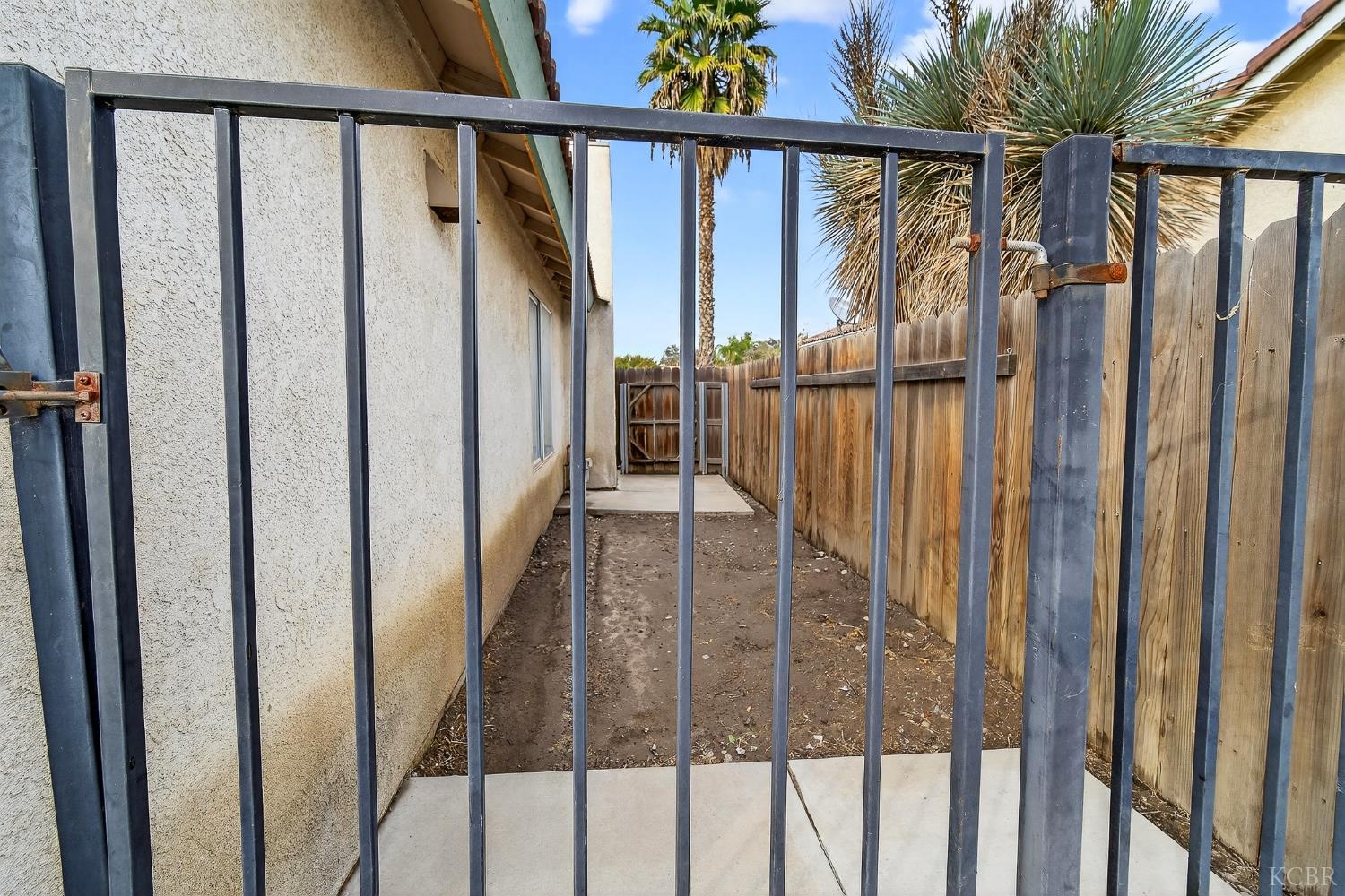 907 E Palm Dr, Hanford, CA 93230