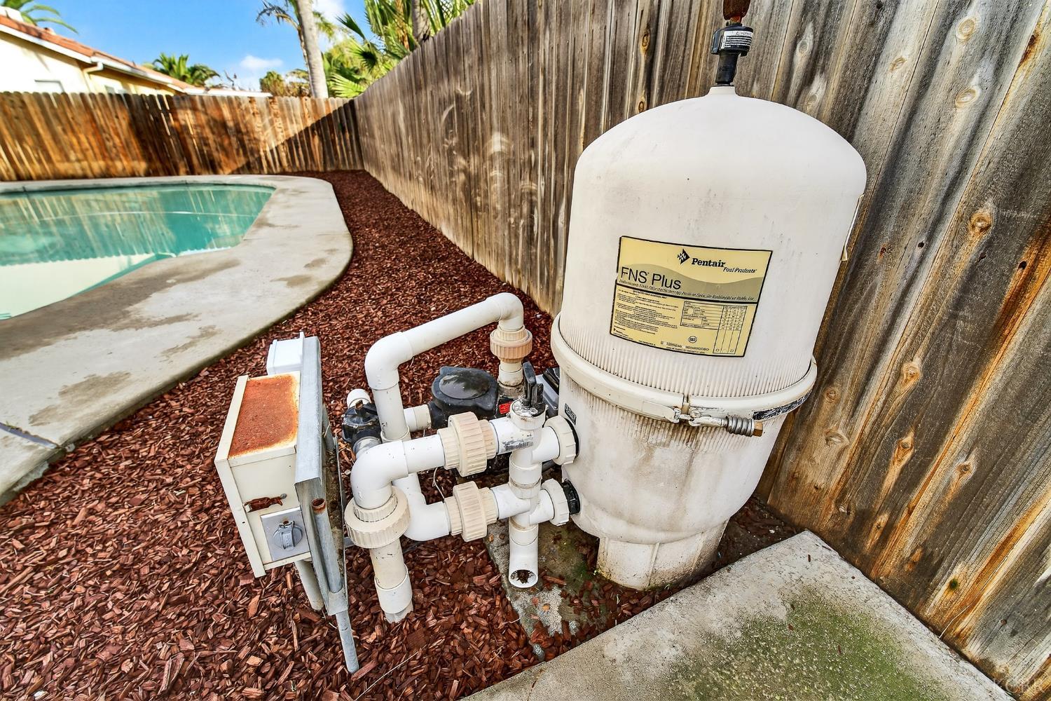 907 E Palm Dr, Hanford, CA 93230