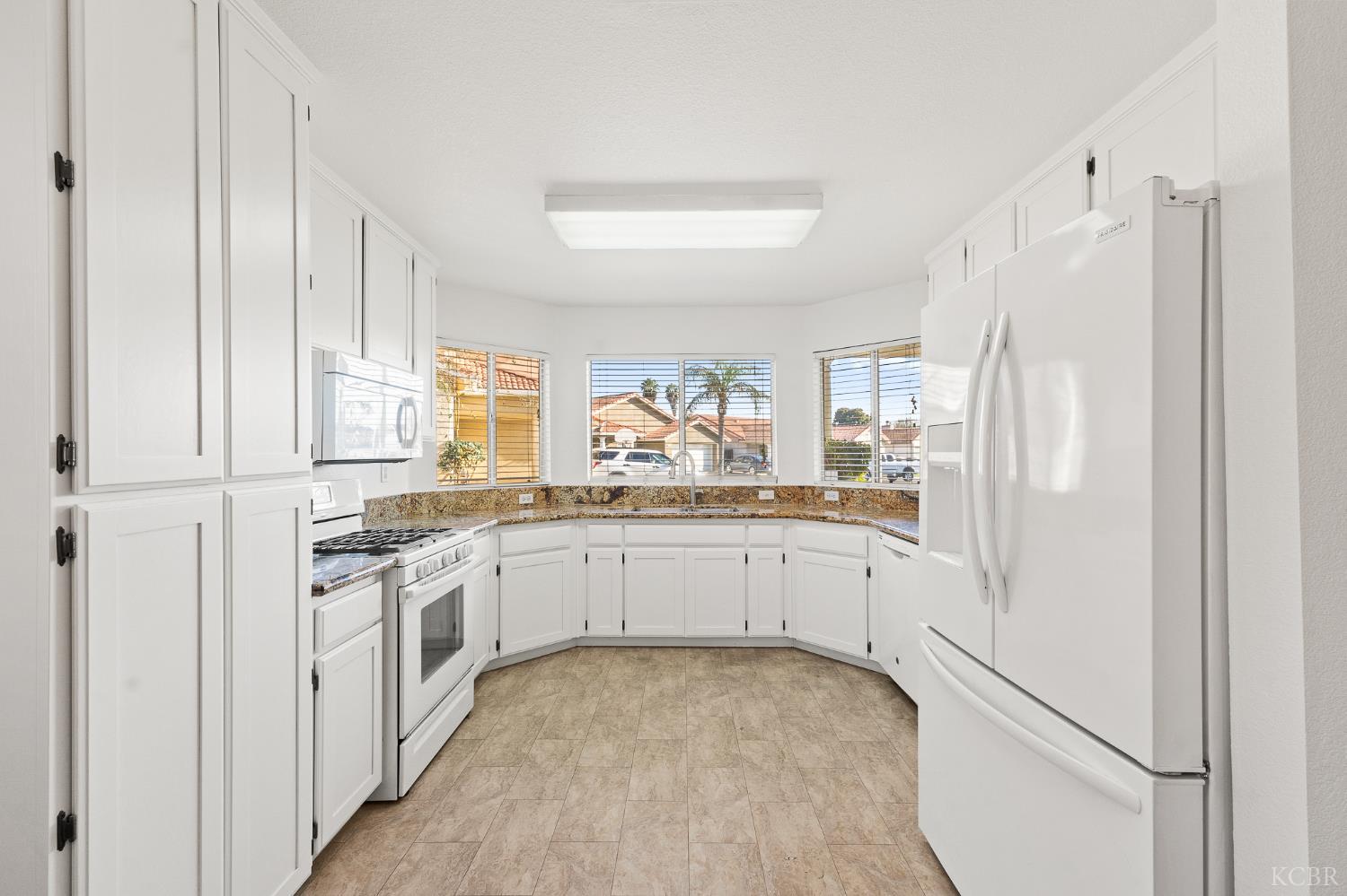 2440 Ashwood Ct, Hanford, CA 93230