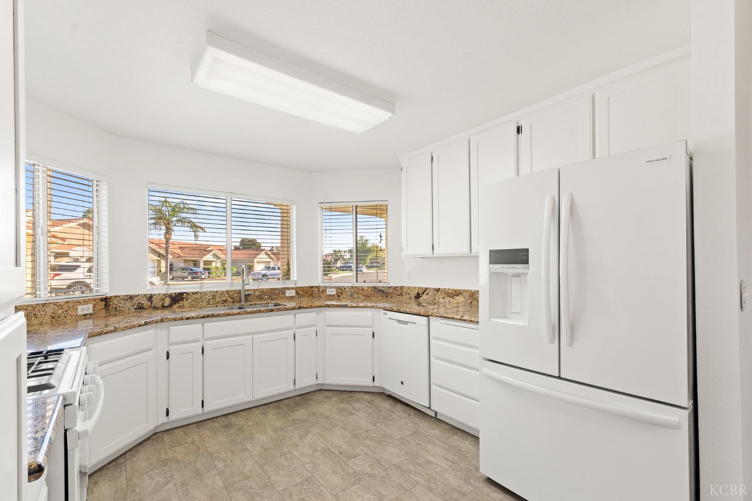 2440 Ashwood Ct, Hanford, CA 93230