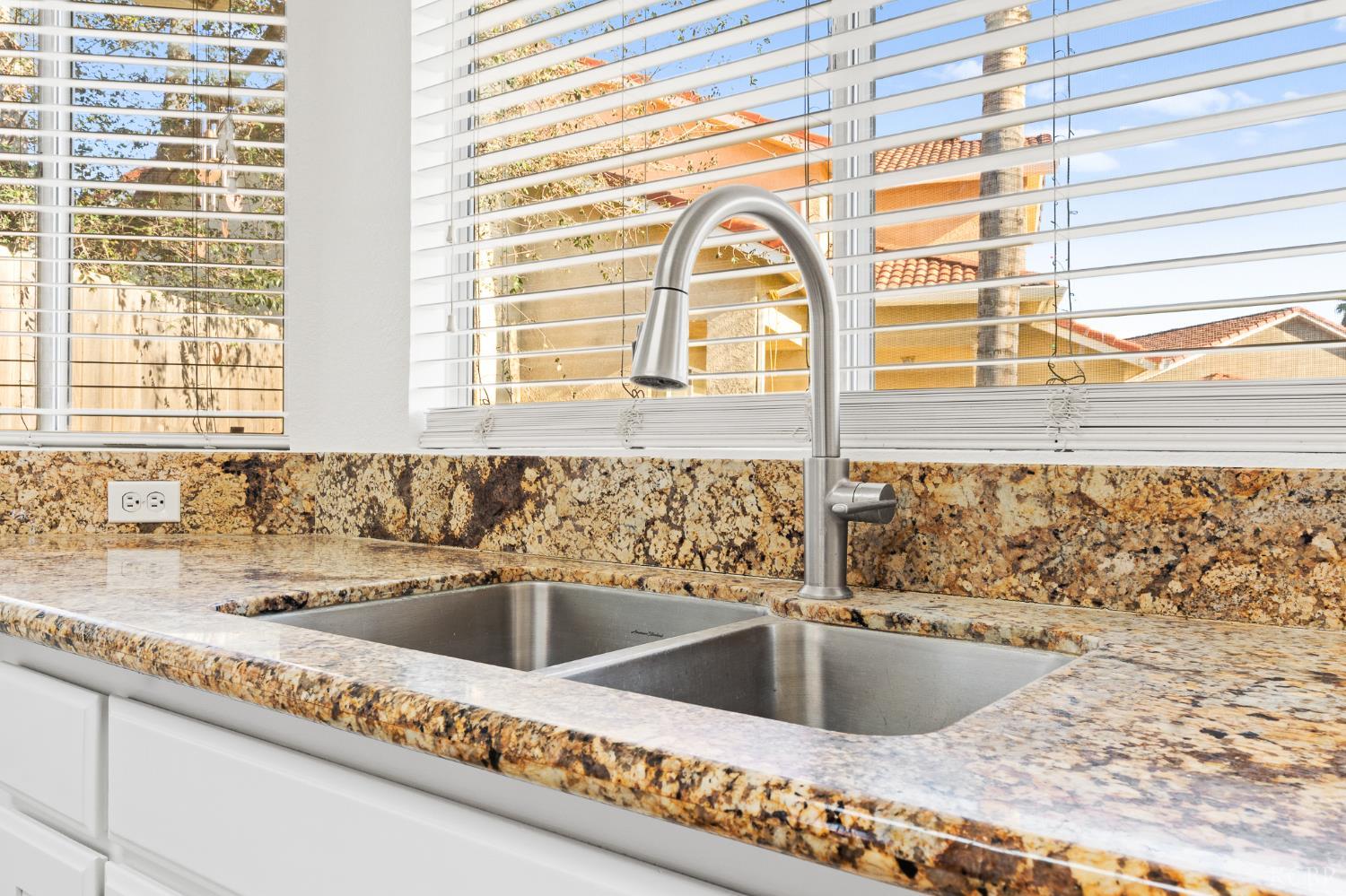 2440 Ashwood Ct, Hanford, CA 93230