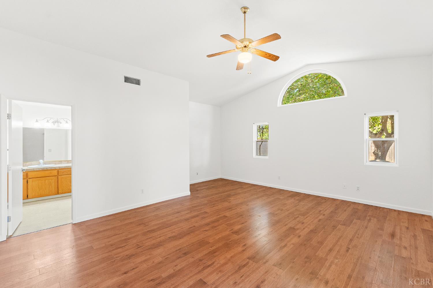 2440 Ashwood Ct, Hanford, CA 93230