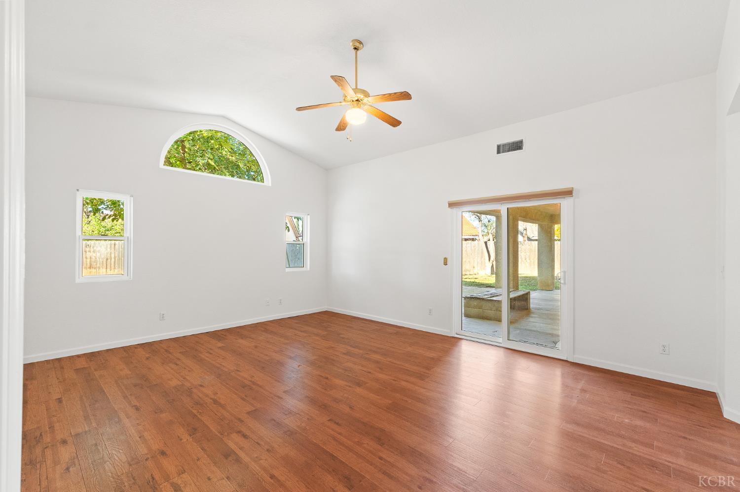 2440 Ashwood Ct, Hanford, CA 93230