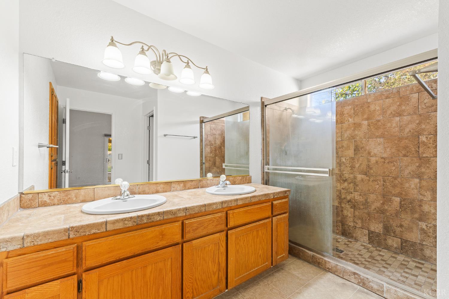 2440 Ashwood Ct, Hanford, CA 93230