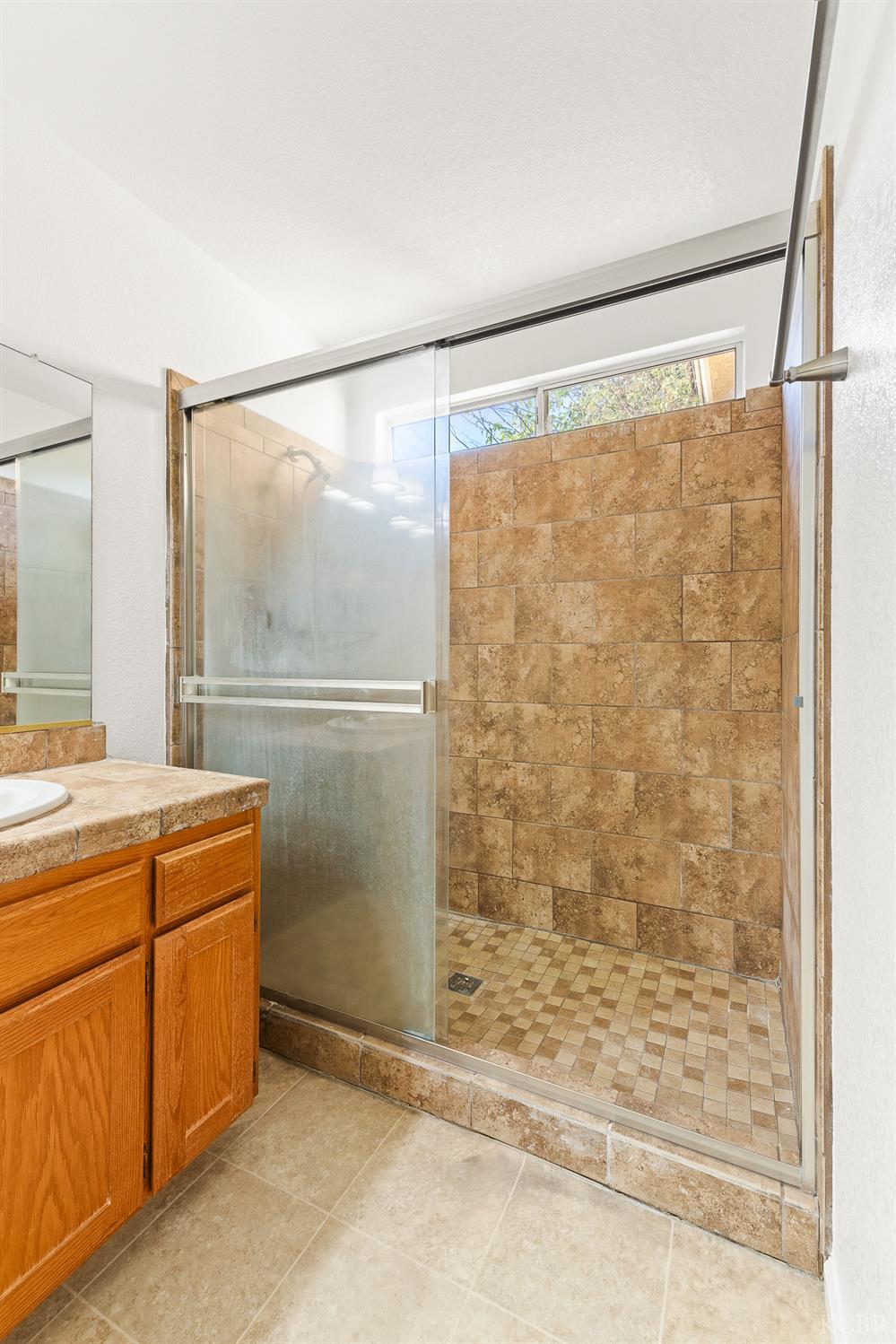 2440 Ashwood Ct, Hanford, CA 93230