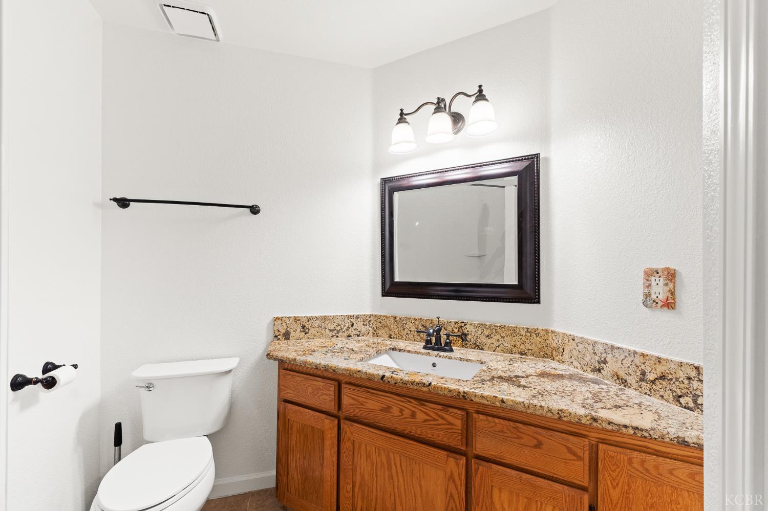 2440 Ashwood Ct, Hanford, CA 93230