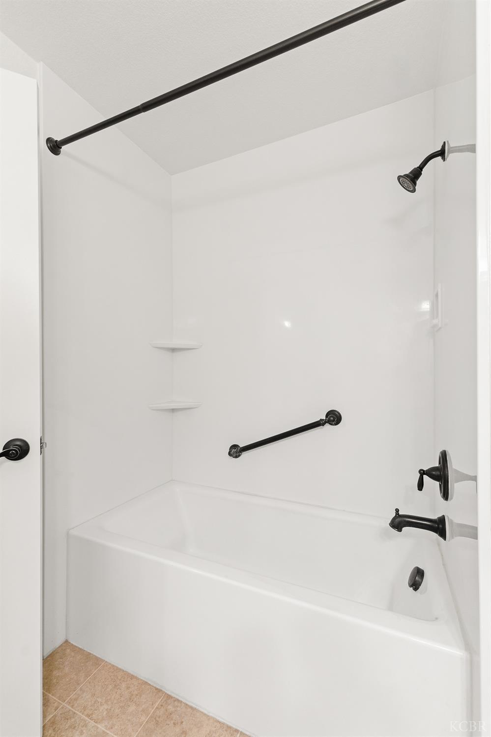 2440 Ashwood Ct, Hanford, CA 93230