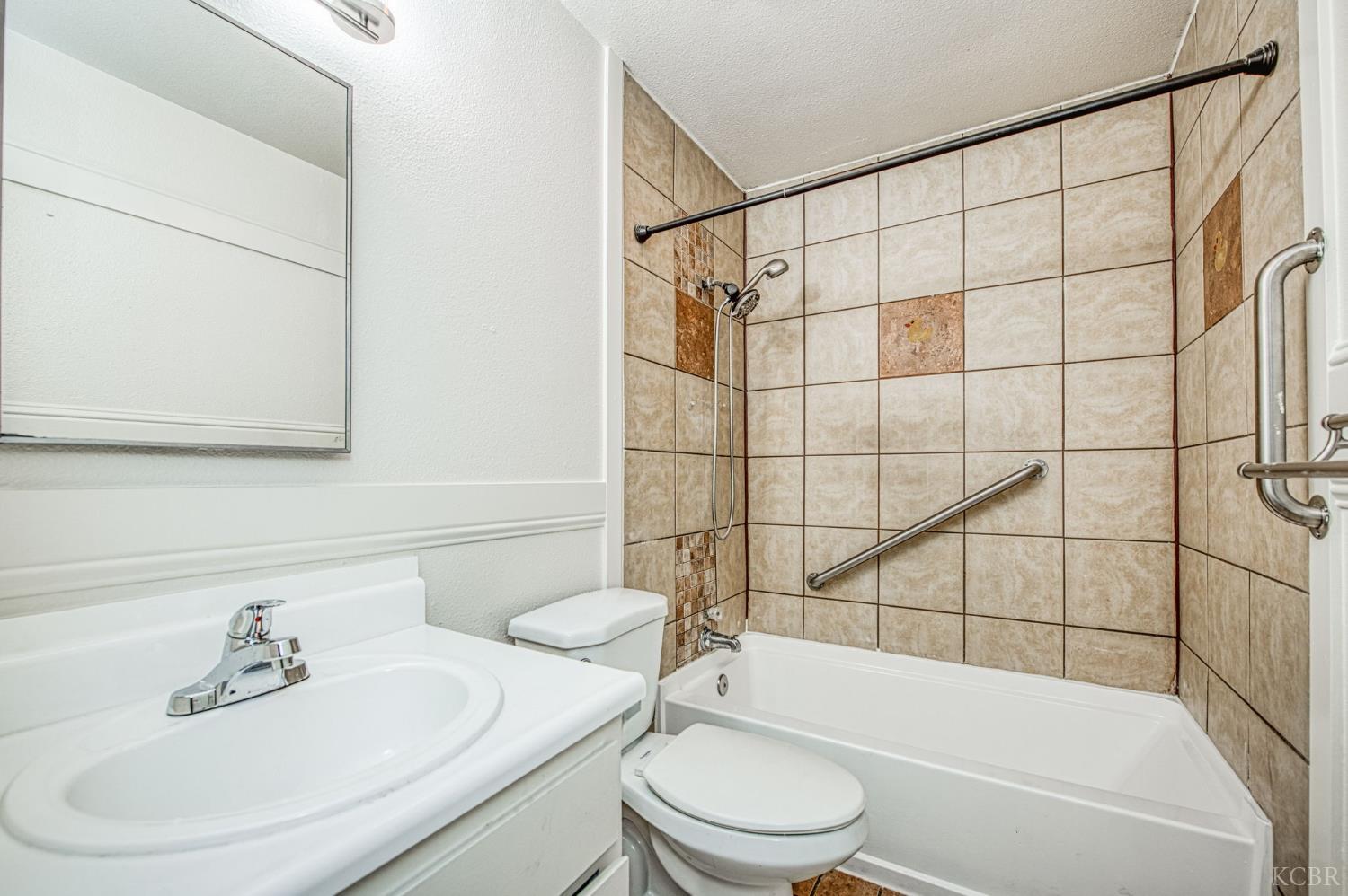 541 W Ashlan Ave, Clovis, CA 93612