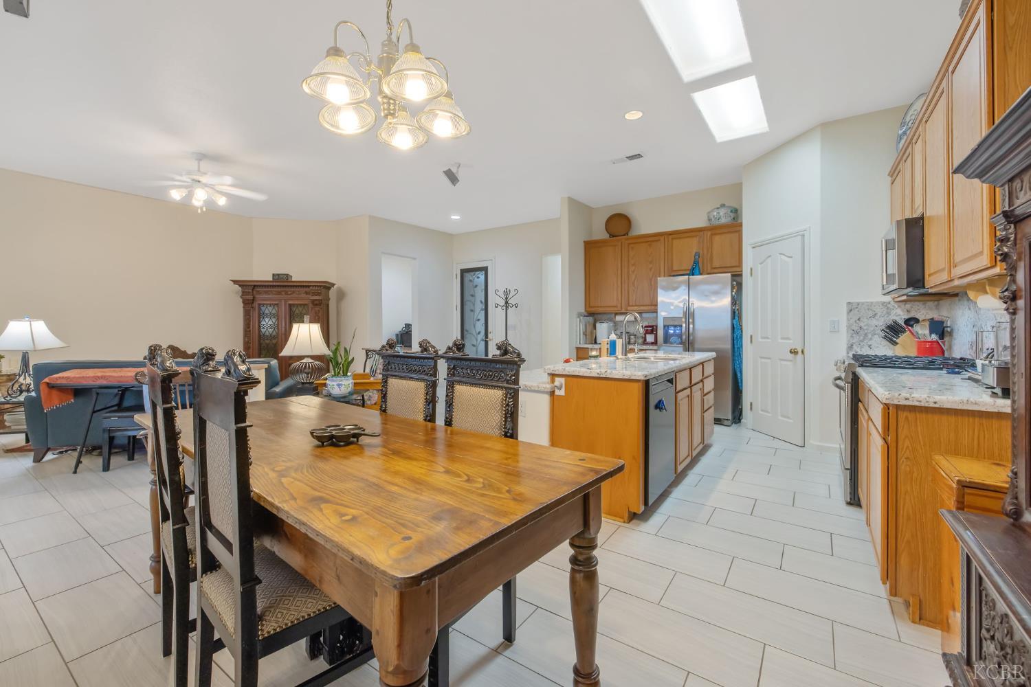 714 N Magna Carta Ave, Hanford, CA 93230