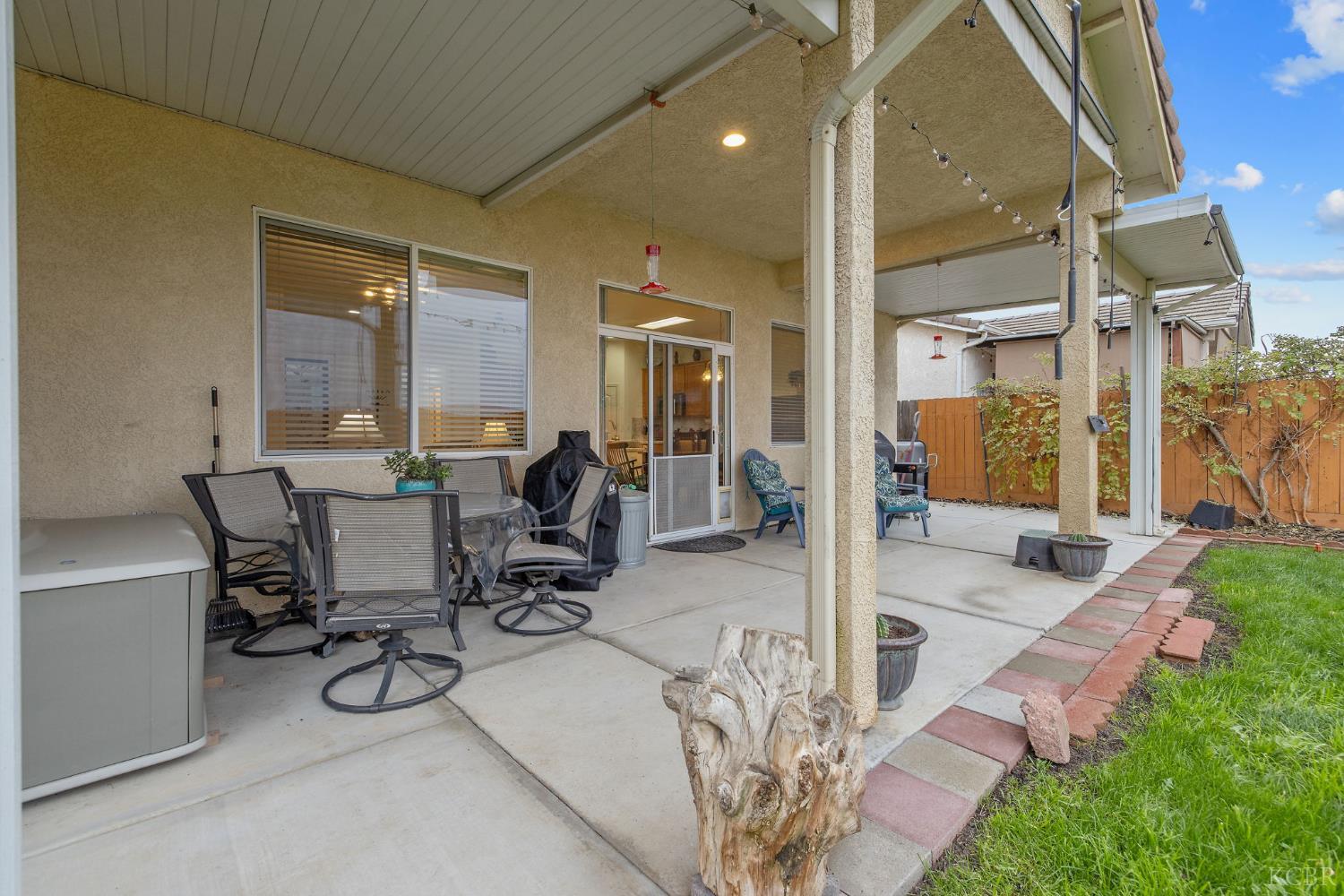 714 N Magna Carta Ave, Hanford, CA 93230