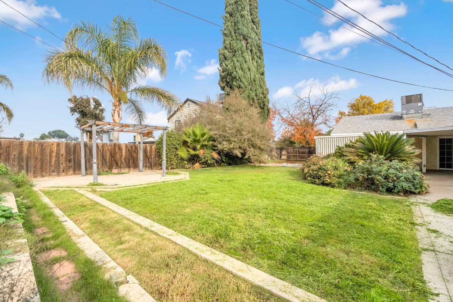 1802 McKinley Ave, Hanford, CA 93230