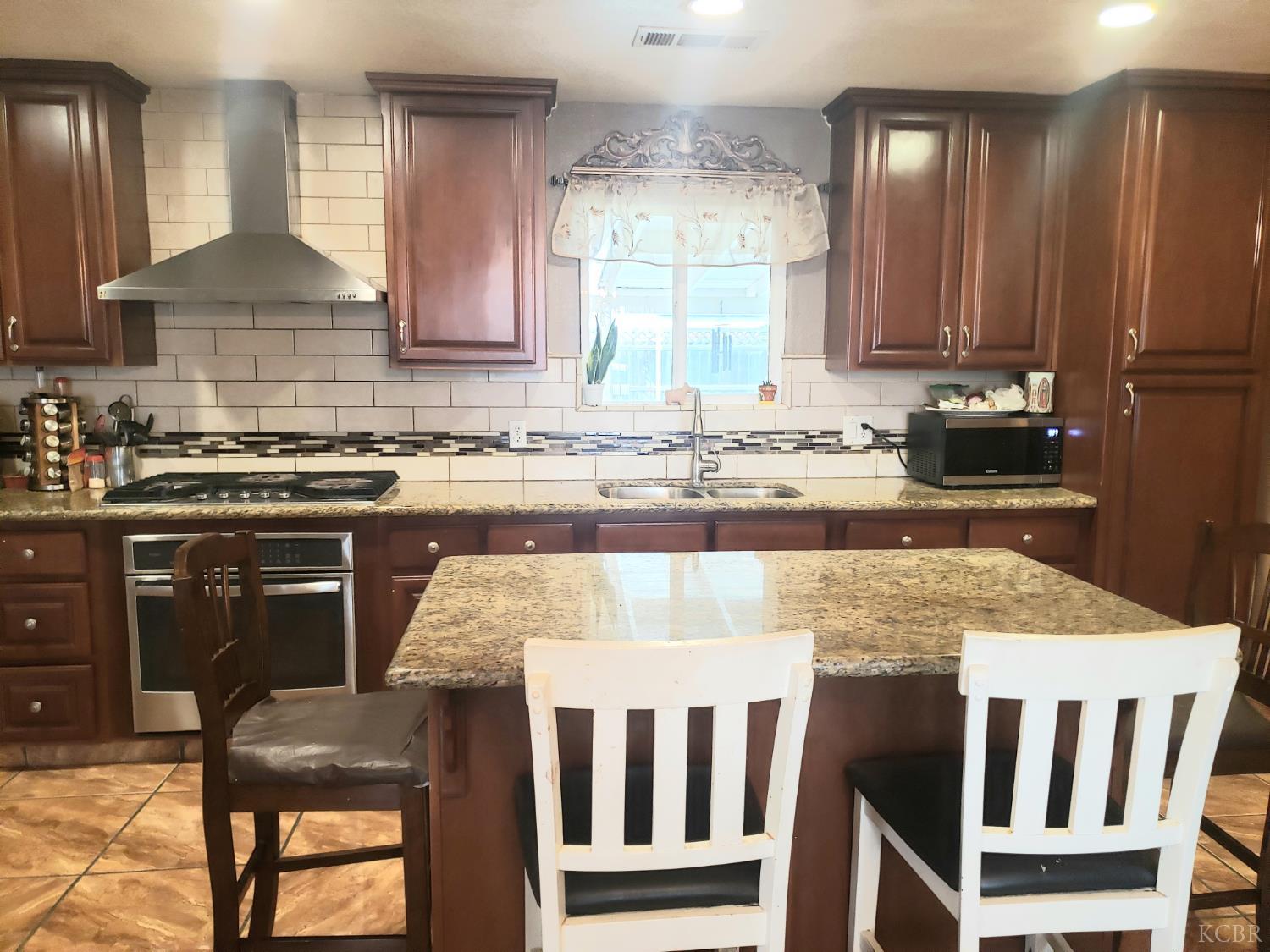 150 W Deodar Ln, Lemoore, CA 93245