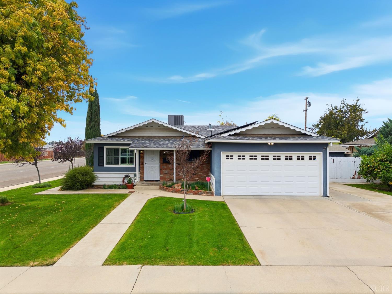 870 Cypress Ct, Lemoore, CA 93245