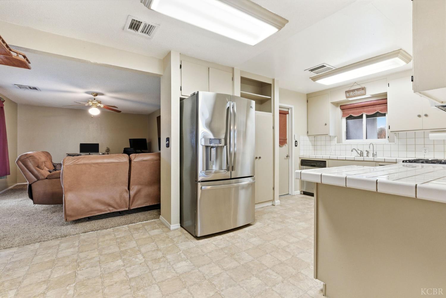 870 Cypress Ct, Lemoore, CA 93245