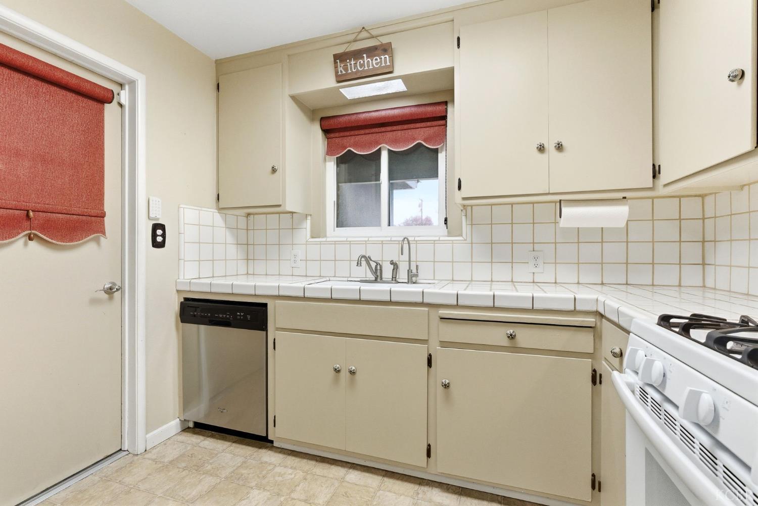 870 Cypress Ct, Lemoore, CA 93245