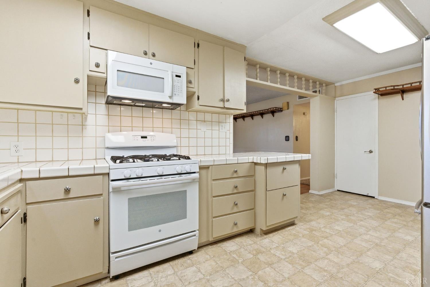 870 Cypress Ct, Lemoore, CA 93245