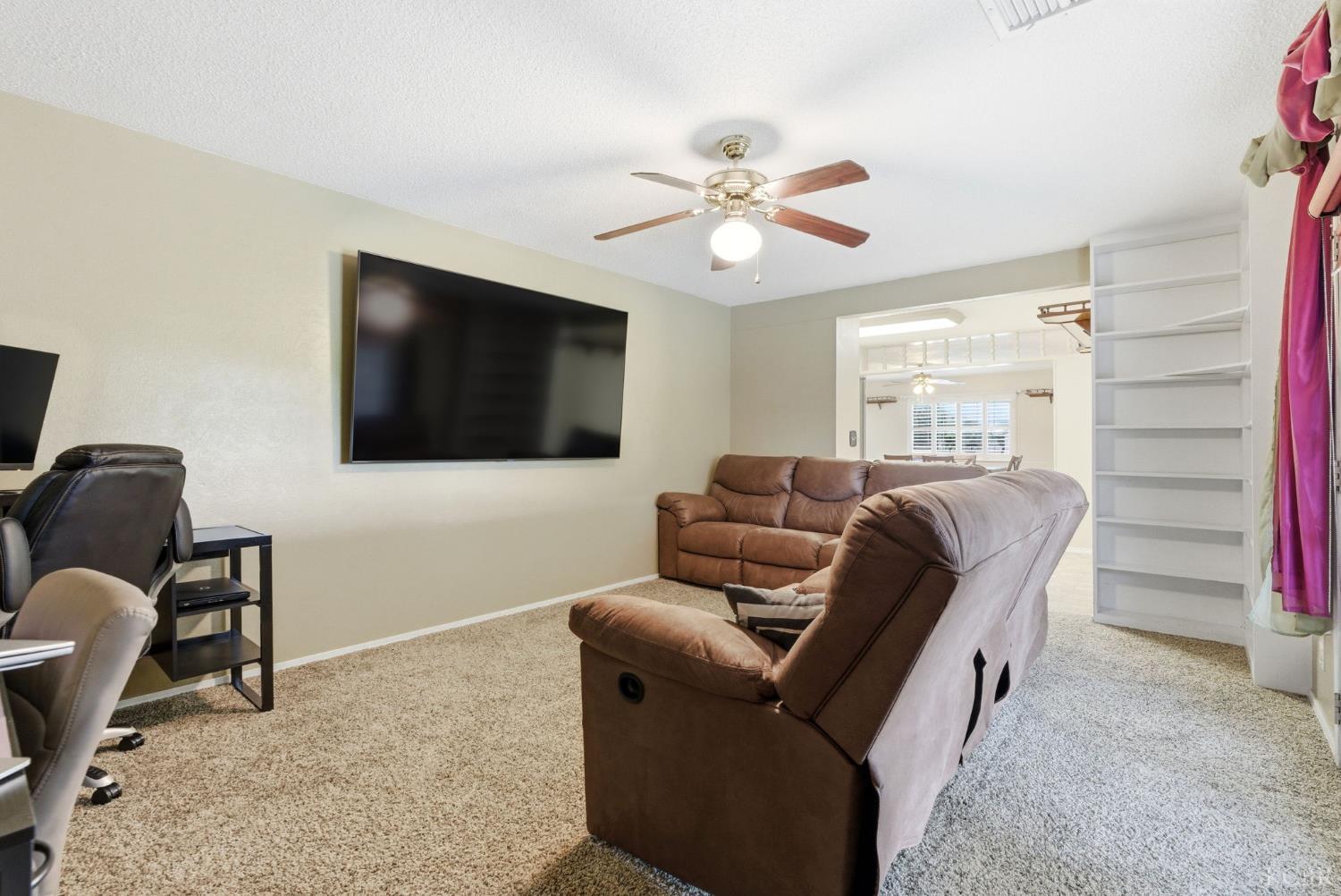 870 Cypress Ct, Lemoore, CA 93245