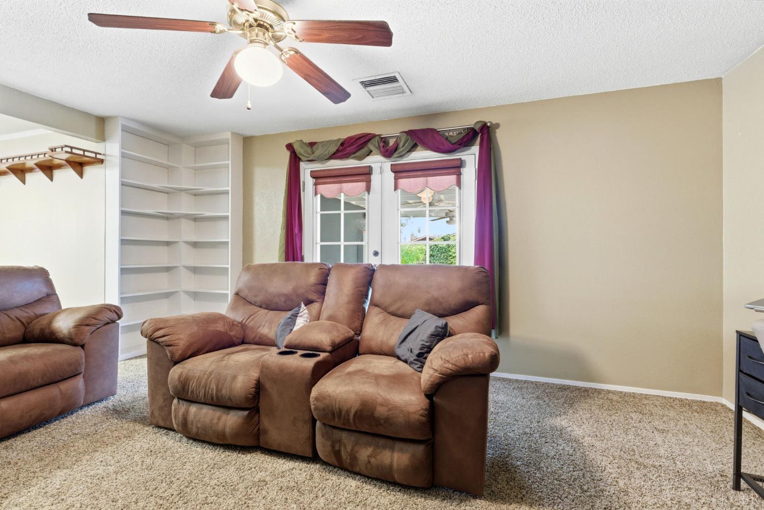 870 Cypress Ct, Lemoore, CA 93245