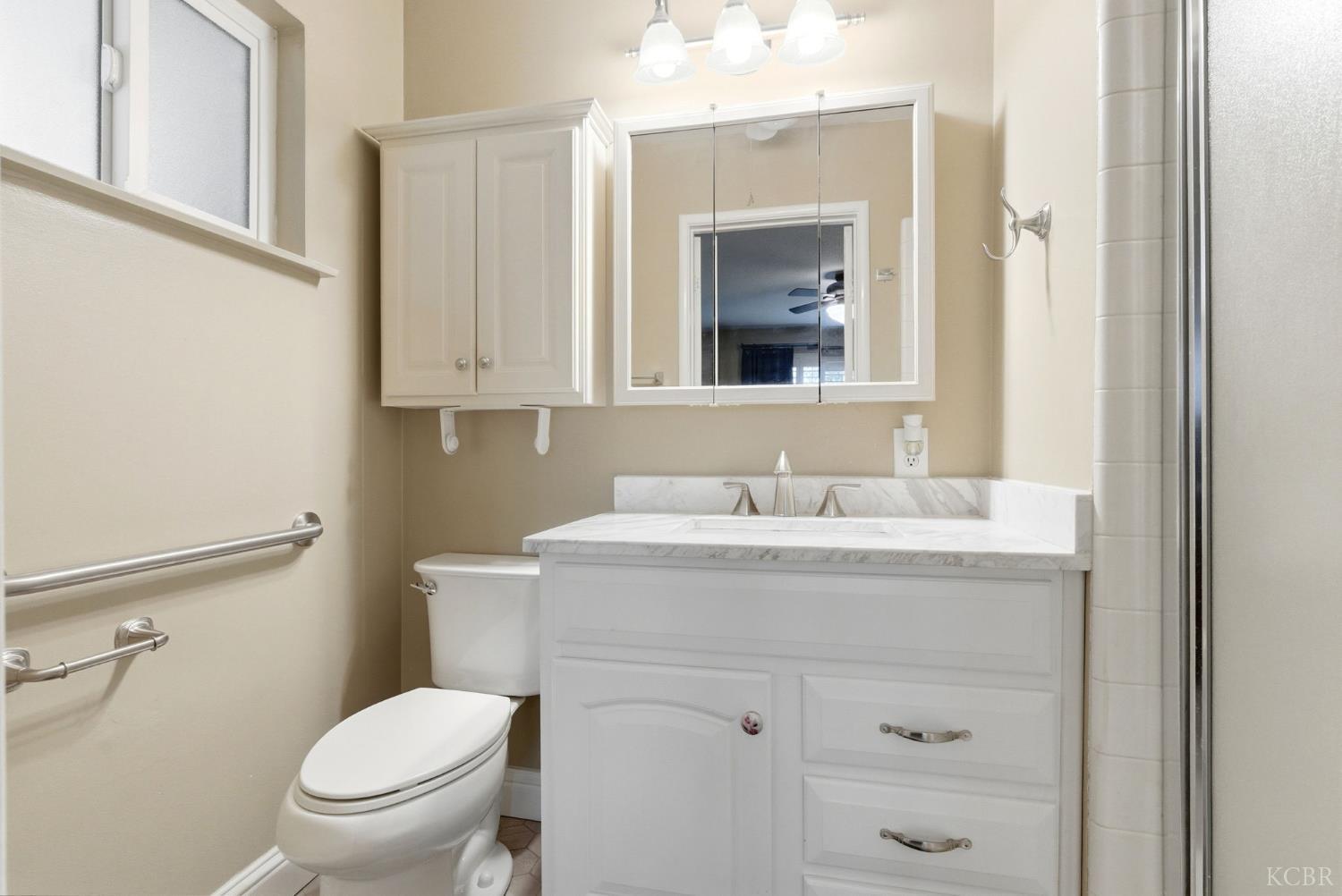 870 Cypress Ct, Lemoore, CA 93245