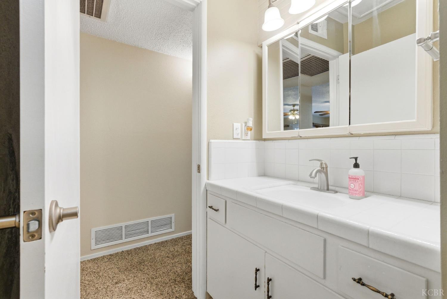 870 Cypress Ct, Lemoore, CA 93245