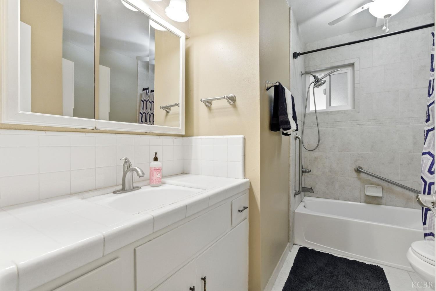 870 Cypress Ct, Lemoore, CA 93245