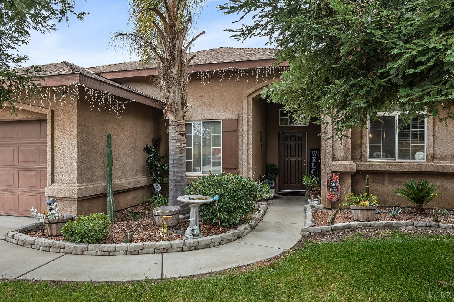 1855 N Virginia Ct, Farmersville, CA 93223