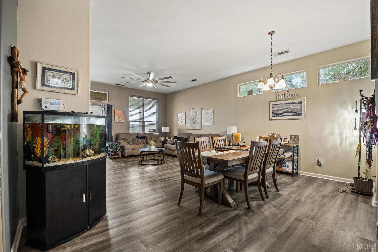 1855 N Virginia Ct, Farmersville, CA 93223