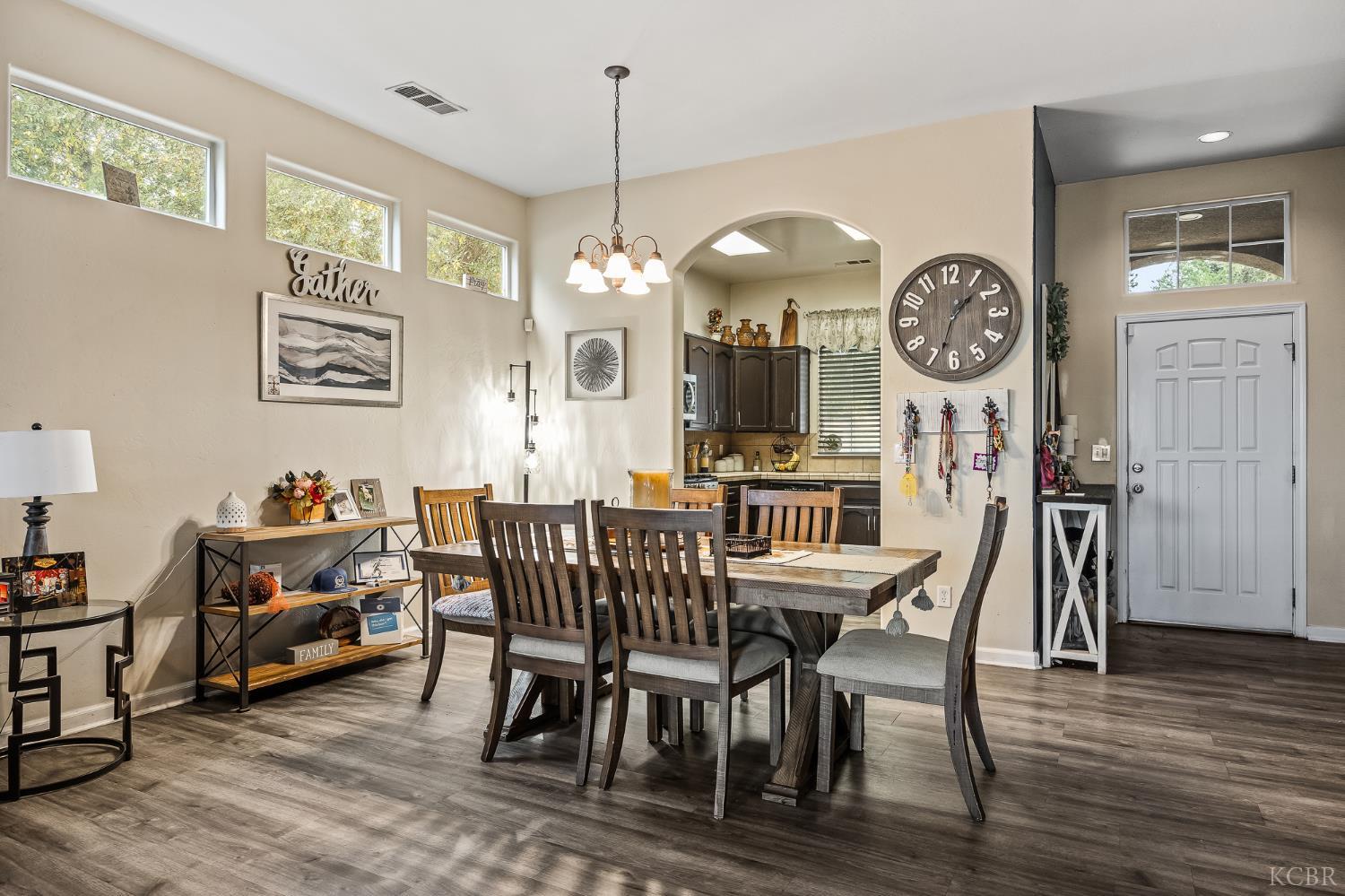 1855 N Virginia Ct, Farmersville, CA 93223